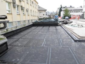 Fazna izvedba polnolepljenega hidroizolacijskega sistema