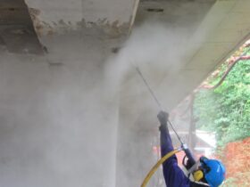 Odbijanje betona z vodnim topom – nad glavo